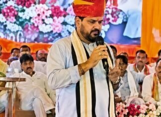 जरवल में 20 स्कूलों के मेधावी छात्र-छात्राएं सम्मानित:बृजभूषण शरण सिंह बोले- सम्मान से बढ़ता है विद्यार्थियों का मनोबल