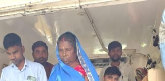 महुलनी गांव में 70 मरीजों का हुआ उपचार:मोबाइल मेडिकल यूनिट ने लगाया स्वास्थ्य कैंप, डॉक्टर ने दी बीमारियों से बचाव की जानकारी