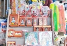 घुघली में जन्माष्टमी को लेकर बाजारों में रौनक बढ़ी:कान्हा की आकर्षक पोशाक, मुकुट और झूलों की खूब हो रही खरीदारी