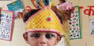 बलरामपुर के आंगनबाड़ी केंद्रों में कृष्ण जन्माष्टमी का उत्सव:कान्हा-राधा बने नन्हे बच्चे, डांडिया रास पर थिरके; माताओं को पोषण और टीकाकरण की दी जानकारी