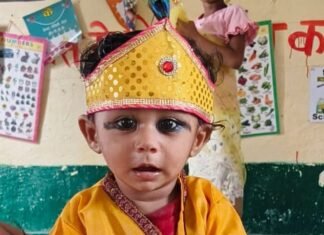 बलरामपुर के आंगनबाड़ी केंद्रों में कृष्ण जन्माष्टमी का उत्सव:कान्हा-राधा बने नन्हे बच्चे, डांडिया रास पर थिरके; माताओं को पोषण और टीकाकरण की दी जानकारी