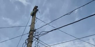 मेन रोड पर जर्जर तार से हादसे का खतरा:बस्ती में40 घरों में बिजली सप्लाई, ग्रामीणों ने बदलने की मांग की
