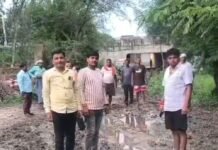बस्ती में 20 साल से सड़क नहीं बनी:केशवपुर रामनगर में कीचड़ से भरे रास्ते से लोग परेशान, जल्द निर्माण की मांग