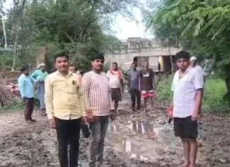 बस्ती में 20 साल से सड़क नहीं बनी:केशवपुर रामनगर में कीचड़ से भरे रास्ते से लोग परेशान, जल्द निर्माण की मांग