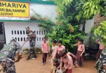 SSB जवानों और छात्रों ने चलाया स्वच्छता अभियान:प्राथमिक विद्यालय जुगुनभरिया में साफ-सफाई कर दिया स्वच्छता का संदेश