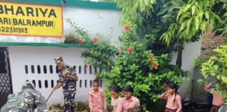 SSB जवानों और छात्रों ने चलाया स्वच्छता अभियान:प्राथमिक विद्यालय जुगुनभरिया में साफ-सफाई कर दिया स्वच्छता का संदेश