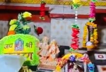 गिलौला में धूमधाम से मनेगा श्रीकृष्ण जन्मोत्सव:पोशाक, मुकुट, बांसुरी और पूजा सामग्री की खरीदारी बढ़ी, मंदिर समितियां व्यवस्थाओं को दे रहीं अंतिम रूप