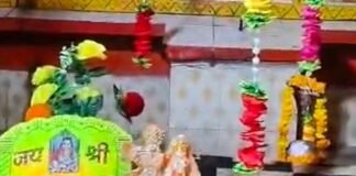 गिलौला में धूमधाम से मनेगा श्रीकृष्ण जन्मोत्सव:पोशाक, मुकुट, बांसुरी और पूजा सामग्री की खरीदारी बढ़ी, मंदिर समितियां व्यवस्थाओं को दे रहीं अंतिम रूप