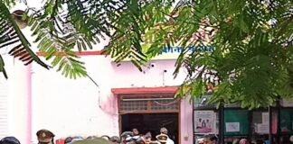इकौना CHCमें गंदगी देख भड़कीं राज्य महिला आयोग की सदस्या:अचानक निरीक्षण में कैंटीन में कम खाना मिलने पर CHC अधीक्षक को लगाई फटकार
