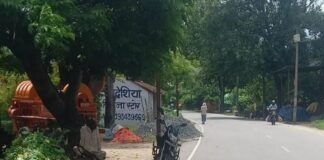 महाराजगंज में पुल की रेलिंग टूटी:पुरैना-निचलौल मार्ग पर बैरिया के पास, कई महीनों से नहीं हुई मरम्मत; हादसे का डर