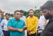 बस्ती में नगर पंचायत पहुंचे सीआरओ:औचक निरीक्षण से मचा हड़कंप, नागरिक सुविधाओं और स्वच्छता की जमीनी हकीकत परखी
