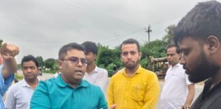 बस्ती में नगर पंचायत पहुंचे सीआरओ:औचक निरीक्षण से मचा हड़कंप, नागरिक सुविधाओं और स्वच्छता की जमीनी हकीकत परखी