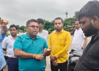 बस्ती में नगर पंचायत पहुंचे सीआरओ:औचक निरीक्षण से मचा हड़कंप, नागरिक सुविधाओं और स्वच्छता की जमीनी हकीकत परखी