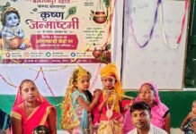 आंगनबाड़ी केंद्रों पर नन्हे-मुन्ने राधा-कान्हा के रूप में सजे:बलरामपुर में कृष्ण भजन गूंजे, 'जीरो बजट' सजावट से रौनक बढ़ी; बच्चों की प्रस्तुतियों ने मन मोहा