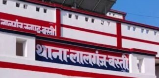 रास्ते में रोककर युवक को पीटा, दुकान तक घसीटा:मामा को भी पीटा, दोपहिया वाहन में की तोड़फोड़; बस्ती में 3 आरोपियों पर केस