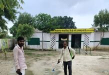1076 पर शिकायत के बाद गांव पहुंची ब्लॉक टीम:सलादीपुर में दवा का छिड़काव, स्कूल समेत सार्वजनिक जगहों की सफाई