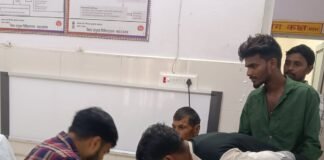 खेत में काम कर रहे युवक को कोबरा ने डसा:विजय बहादुर की हालत गंभीर, महराजगंज जिला अस्पताल में भर्ती