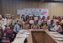 महिलाओं-किशोरियों को साइबर ठगी से बचने के तरीके बताए:मिठौरा में बच्चों से दोस्ताना व्यवहार और अधिकारों के प्रति भी किया जागरूक