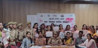 महिलाओं-किशोरियों को साइबर ठगी से बचने के तरीके बताए:मिठौरा में बच्चों से दोस्ताना व्यवहार और अधिकारों के प्रति भी किया जागरूक