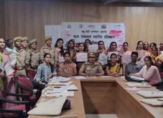 महिलाओं-किशोरियों को साइबर ठगी से बचने के तरीके बताए:मिठौरा में बच्चों से दोस्ताना व्यवहार और अधिकारों के प्रति भी किया जागरूक