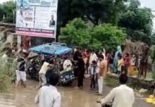 उतरौला में सड़क पर 4 फीट गहरा गड्ढा:स्कूली बच्चों का ई-रिक्शा पलटा, SDM बोले- जल्द होगा मरम्मत कार्य
