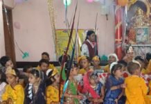 तुलसीपुर में जन्माष्टमी से पहले स्कूलों में कृष्णमय माहौल:बच्चों ने राधा-कृष्ण का रूप धारण कर सजाई आकर्षक झांकियां