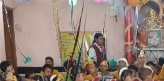 तुलसीपुर में जन्माष्टमी से पहले स्कूलों में कृष्णमय माहौल:बच्चों ने राधा-कृष्ण का रूप धारण कर सजाई आकर्षक झांकियां
