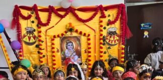 बीसोखोर के स्कूल में जन्माष्टमी मनाई गई:बच्चों ने राधा-कृष्ण की मनमोहक झांकियां और प्रस्तुतियां दीं