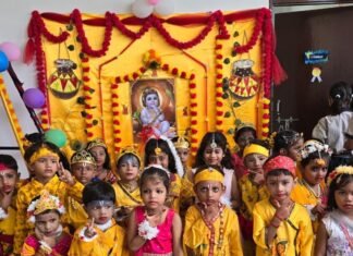 बीसोखोर के स्कूल में जन्माष्टमी मनाई गई:बच्चों ने राधा-कृष्ण की मनमोहक झांकियां और प्रस्तुतियां दीं