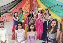 दुबौलिया के जेडी गर्ल्स इंटर कॉलेज में जन्माष्टमी की धूम:राधा-कृष्ण बनकर छात्राओं ने दी प्रस्तुति, झांकियों ने मोहा मन