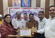 महराजगंज में 90प्रतिशत से ज्यादा अंक लाने वाले छात्र सम्मानित:नगर पालिका ने प्रशस्ति पत्र और मोमेंटो देकर उज्ज्वल भविष्य की कामना की
