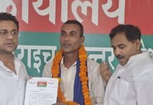 सपा की बैठक में दो कार्यकर्ताओं को जिला सचिव बनाया:बहराइच में संगठन मजबूत करने पर मंथन, लोगों ने ग्रहण की पार्टी की सदस्यता