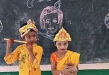 प्राथमिक विद्यालय सिकटा में जन्माष्टमी की धूम:नन्हे कान्हा ने सजाया मोर मुकुट, राधा के रूप में सजी बच्चियां बनीं आकर्षण