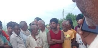 ट्रैक्टर की चपेट में आने से बाइक सवार की मौत:साथी गंभीर घायल, बहराइच में सेमरी मलमला गांव के पास हादसा