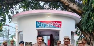 बलरामपुर SP ने उतरौला थाने का औचक निरीक्षण किया:लंबित मामलों के जल्द निपटारे और कानून व्यवस्था बनाए रखने के निर्देश दिए