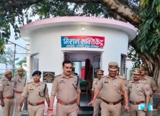बलरामपुर SP ने उतरौला थाने का औचक निरीक्षण किया:लंबित मामलों के जल्द निपटारे और कानून व्यवस्था बनाए रखने के निर्देश दिए