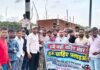 रेलवे अंडरपास के विरोध में ग्रामीणों का धरना:पचपेड़वा के भाथर-रेहरा संपर्क मार्ग पर प्रदर्शन, सपा नेता के नेतृत्व में सैकड़ों ग्रामीण जुटे