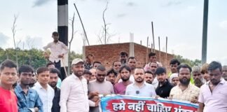 रेलवे अंडरपास के विरोध में ग्रामीणों का धरना:पचपेड़वा के भाथर-रेहरा संपर्क मार्ग पर प्रदर्शन, सपा नेता के नेतृत्व में सैकड़ों ग्रामीण जुटे