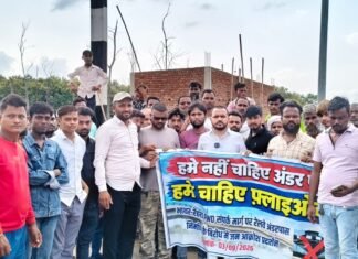 रेलवे अंडरपास के विरोध में ग्रामीणों का धरना:पचपेड़वा के भाथर-रेहरा संपर्क मार्ग पर प्रदर्शन, सपा नेता के नेतृत्व में सैकड़ों ग्रामीण जुटे