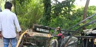 ई-रिक्शा और पिकअप की जोरदार टक्कर, दो लोग घायल:बस्ती के केऊवां जप्ती पड़ाव पर हुआ हादसा, दोनों वाहन पलटे