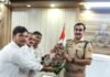 भीम आर्मी के प्रदेश-उपाध्यक्ष ने नए SP से की मुलाकात:बलरामपुर के बुके भेंट कर सम्मानित किया, कानून-व्यवस्था पर हुई चर्चा