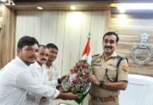 भीम आर्मी के प्रदेश-उपाध्यक्ष ने नए SP से की मुलाकात:बलरामपुर के बुके भेंट कर सम्मानित किया, कानून-व्यवस्था पर हुई चर्चा