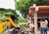 पयागपुर में पंचायती मंदिर के सामने से कूड़े का ढेर:दैनिक भास्कर की खबर के बाद नगर पंचायत ने जेसीबी से कराई सफाई, लोगों ने जताई खुशी