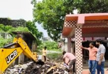 पयागपुर में पंचायती मंदिर के सामने से कूड़े का ढेर:दैनिक भास्कर की खबर के बाद नगर पंचायत ने जेसीबी से कराई सफाई, लोगों ने जताई खुशी