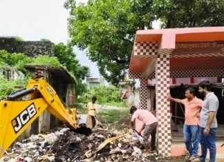 पयागपुर में पंचायती मंदिर के सामने से कूड़े का ढेर:दैनिक भास्कर की खबर के बाद नगर पंचायत ने जेसीबी से कराई सफाई, लोगों ने जताई खुशी