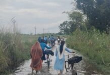 बहराइच में बाढ़ से सड़क डूबी,बच्चे ट्रैक्टर से स्कूल जाते:जंगल गुलरिहा समेत कई गांवों में खेत-रास्ते जलमग्न, अभिभावक परेशान