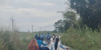 बहराइच में बाढ़ से सड़क डूबी,बच्चे ट्रैक्टर से स्कूल जाते:जंगल गुलरिहा समेत कई गांवों में खेत-रास्ते जलमग्न, अभिभावक परेशान