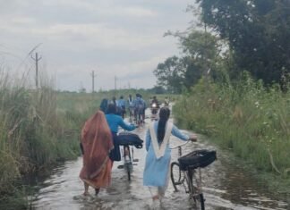 बहराइच में बाढ़ से सड़क डूबी,बच्चे ट्रैक्टर से स्कूल जाते:जंगल गुलरिहा समेत कई गांवों में खेत-रास्ते जलमग्न, अभिभावक परेशान