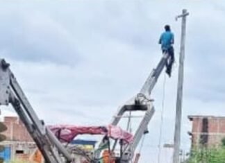 तुलसीपुर के 120 गांवों में रातभर गुल रही बिजली:हर्रैया फीडर में खराबी से भीषण गर्मी में ग्रामीण परेशान, शिकायत के बाद भी घंटों नहीं हुई सप्लाई बहाल