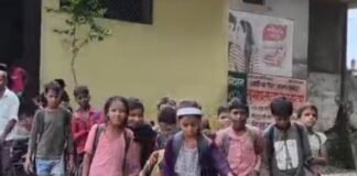 मनकौरा में जलभराव, बच्चे जान जोखिम में डालकर स्कूल जा:तीन दिन की मूसलाधार बारिश से गांव में बाढ़ जैसे हालात, धान की फसल भी खराब